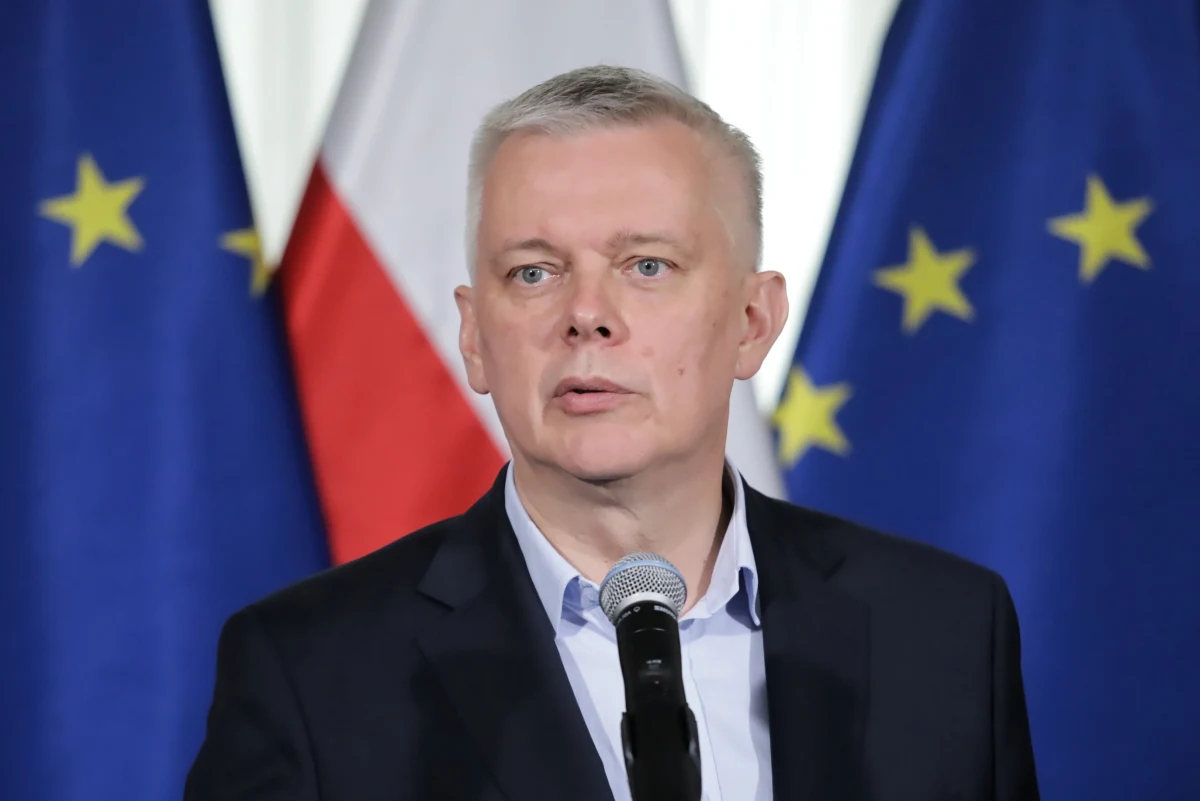 ​Z meldunków, jakie otrzymaliśmy od wojewodów i służb wynika, że jesteśmy gotowi do wprowadzenia od północy tymczasowych kontroli na granicy z Niemcami i Litwą - przekazał minister spraw wewnętrznych i administracji Tomasz Siemoniak w trackie niedzielnej konferencji prasowej. Podkreślił, że jest to działanie konieczne, by "zapewnić szczelność naszych granic". 