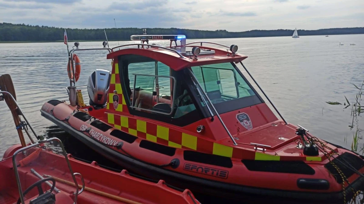 Tragiczny finał nurkowania w Jeziorze Charzykowskim w Starym Młynie (woj. pomorskie). Strażacy przed godziną 18 zostali zaalarmowani, że na powierzchnię nie wypłynął mężczyzna. Jego ciało odnaleźli strażacy-ochotnicy.