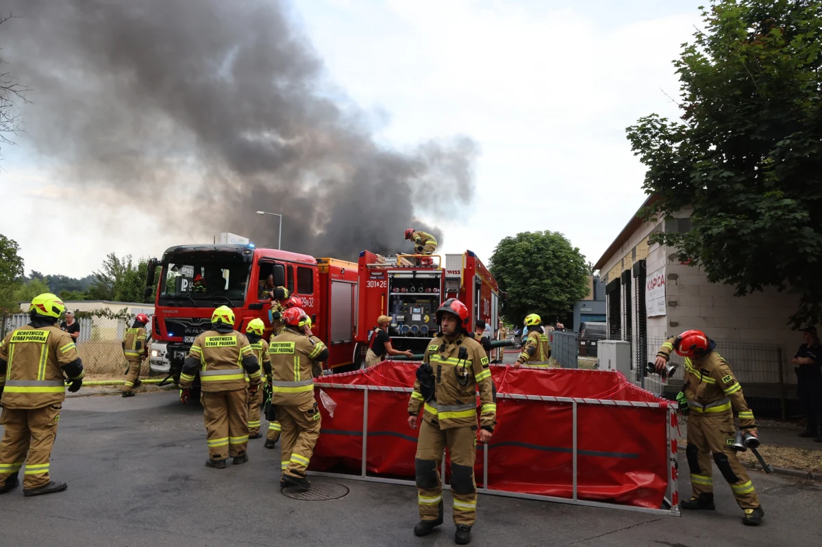 Pożar hurtowni ze sprzętem elektronicznym w Kędzierzynie-Koźlu (woj. opolskie) został opanowany. W budynku były między innymi hulajnogi i elektronarzędzia. W akcji gaśniczej brało udział ok. 250 strażaków. Dwóch z nich zostało poszkodowanych. Do okolicznych mieszkańców został rozesłany alert RCB. 
