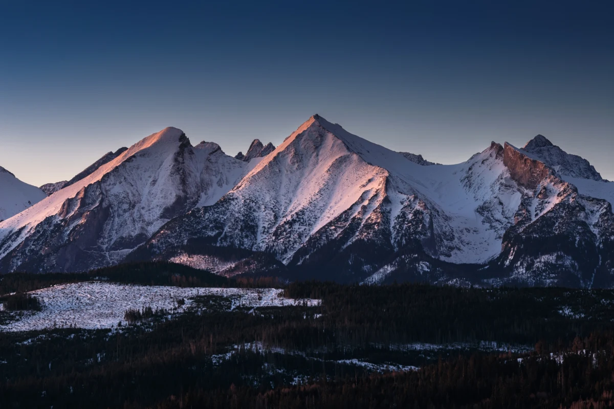 Tragiczne wieści napływają ze Słowacji. Po tamtej stronie Tatr zginął polski turysta, który spadł z wysokości blisko 100 metrów ze szczytu Ganek w kierunku Rumanowej Dolinki, o czym poinformowali ratownicy z Horskiej Zachrannej Służby.