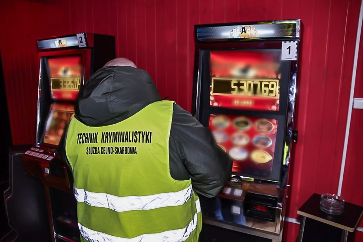 Dziewięć osób zatrzymano, przejęto kilkadziesiąt automatów do gier. Służby rozbiły gang zajmujący się nielegalnym handlem. Grupa działała na terenie trzech województw: lubelskiego, mazowieckiego i podkarpackiego.