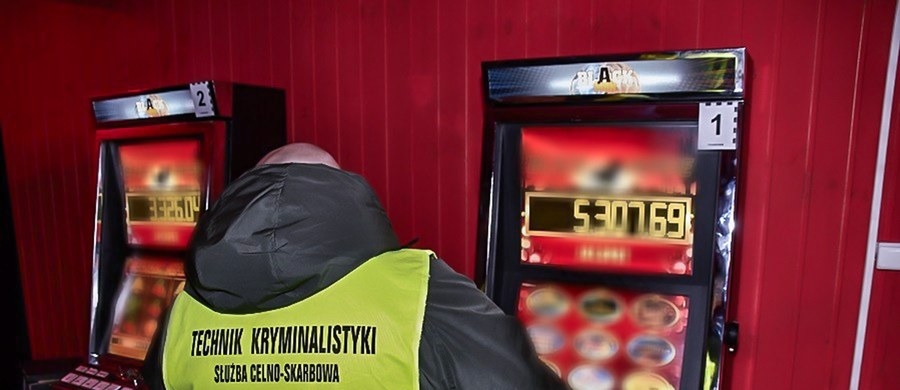 Dziewięć osób zatrzymano, przejęto kilkadziesiąt automatów do gier. Służby rozbiły gang zajmujący się nielegalnym handlem. Grupa działała na terenie trzech województw: lubelskiego, mazowieckiego i podkarpackiego.