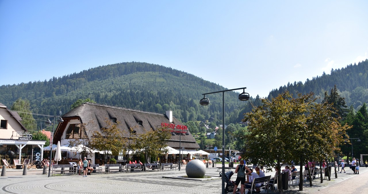 Malowniczy kurort wśród gór. Warto przyjechać po czyste powietrze i widoki