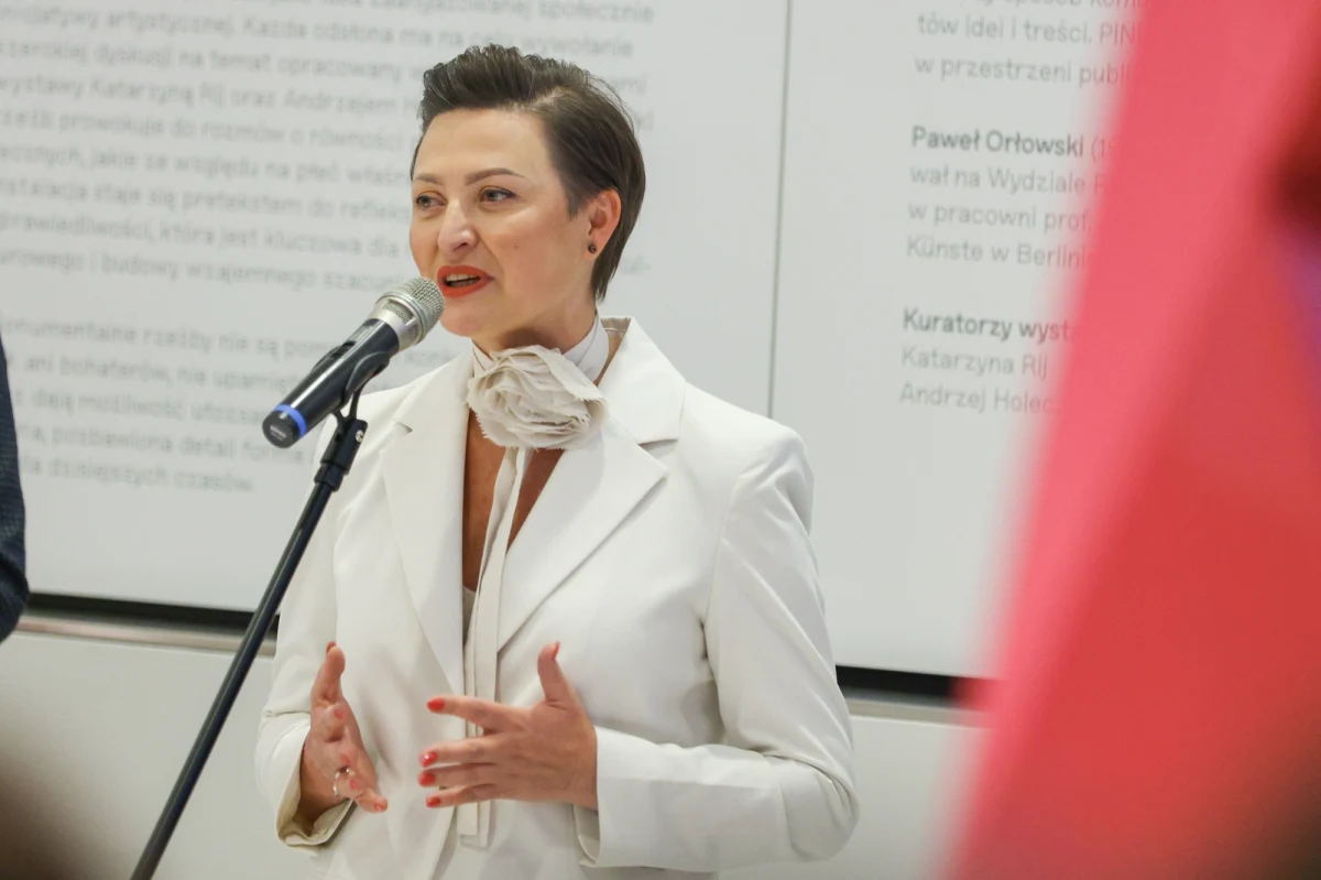 Posłanka KO Katarzyna Stachowicz otrzymała list, w którym szantażysta groził jej upublicznieniem kompromitujących informacji i żądał 50 tys. zł. Sąd Rejonowy w Dąbrowie Górniczej skazał Huberta P. na pół roku ograniczenia wolności.