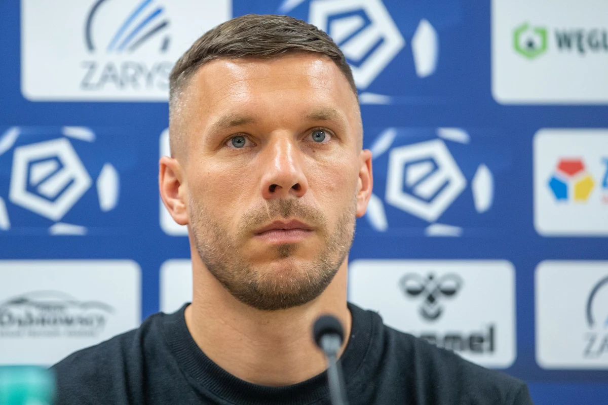 ​Prezes PZPN Cezary Kulesza zapewnia, że podjął już decyzję w sprawie nowego selekcjonera polskiej kadry. Ukrywa jednak personalia swojego wybrańcy. Opinia publiczna ma poznać nazwisko nowego szkoleniowca po publikacji komunikatu piłkarskiej centrali. Stylem, w jakim odbywa się wybór następcy Michała Probierza wyraźnie rozczarowany jest Łukasz Podolski. "To w ogóle tak nie powinno wyglądać. Najpierw musisz wiedzieć, jak chcesz grać, jakiego profilu szukać, jak ta reprezentacja ma wyglądać" - ocenił światowej sławy piłkarz Górnika Zabrze.