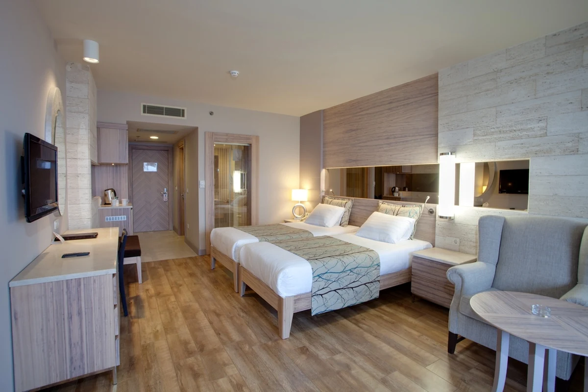 Zakup nowego mieszkania wiąże się z dużymi kosztami i formalnościami. W natłoku spraw łatwo przeoczyć moment, w którym trzeba pomyśleć o jego ubezpieczeniu. Tymczasem wykupienie polisy jeszcze przed przeprowadzką może uchronić Cię przed poważnymi stratami. Sprawdź, kiedy naprawdę zaczynasz odpowiadać za mieszkanie od dewelopera i co powinno znaleźć się w polisie.