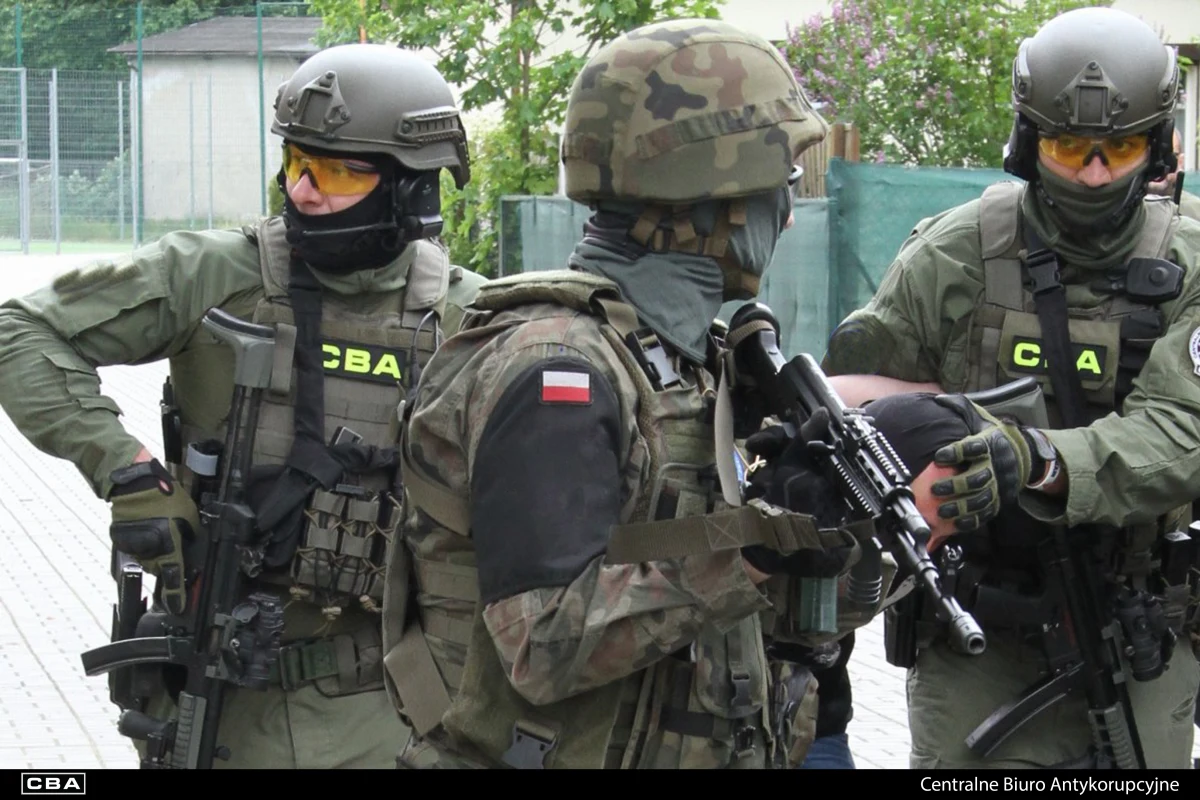 Trzech obecnych i byłych inspektorów Urzędu Miar w Szczecinie i Gdańsku oraz przedsiębiorca budowlany ze Słupska usłyszeli zarzuty w sprawie śledztwa prowadzonego przez Centralne Biuro Antykorupcyjne w Krakowie. Sprawa dotyczy zmowy przetargowej i działania na szkodę interesów wojska.