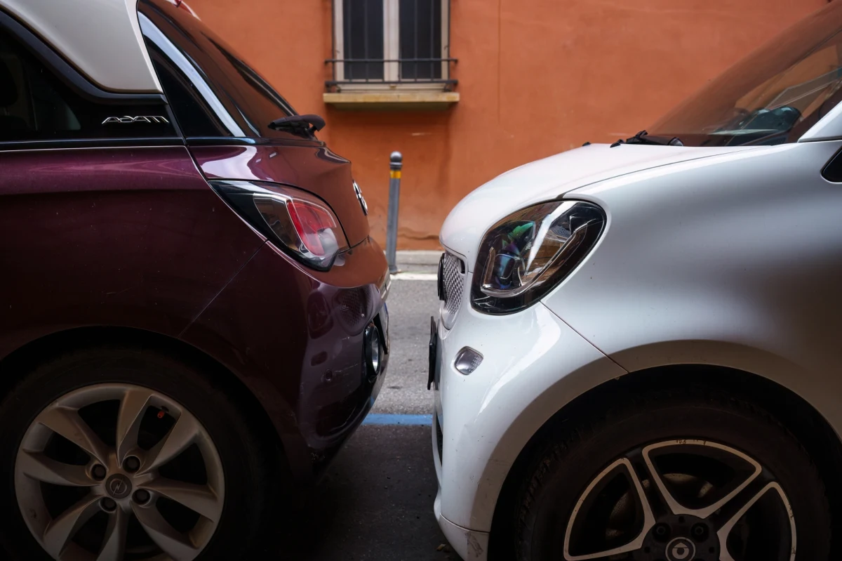 Jazda samochodem po północnych Włoszech już niedługo stanie się bardziej skomplikowana. Wszystko za sprawą restrykcji, które zaczną obowiązywać od 1 października w czterech regionach: Piemoncie, Lombardii, Emilii-Romanii i Wenecji Euganejskiej. Na celowniku znajdą się pojazdy z silnikami Diesla klasy Euro 5.