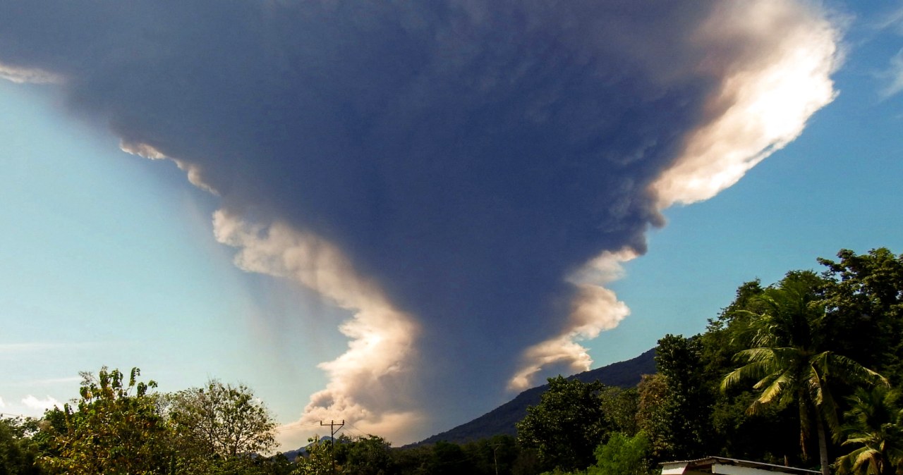 Kolumna gęstego dymu przesłoniła niebo. Samoloty nie dolecą na słynną wyspę