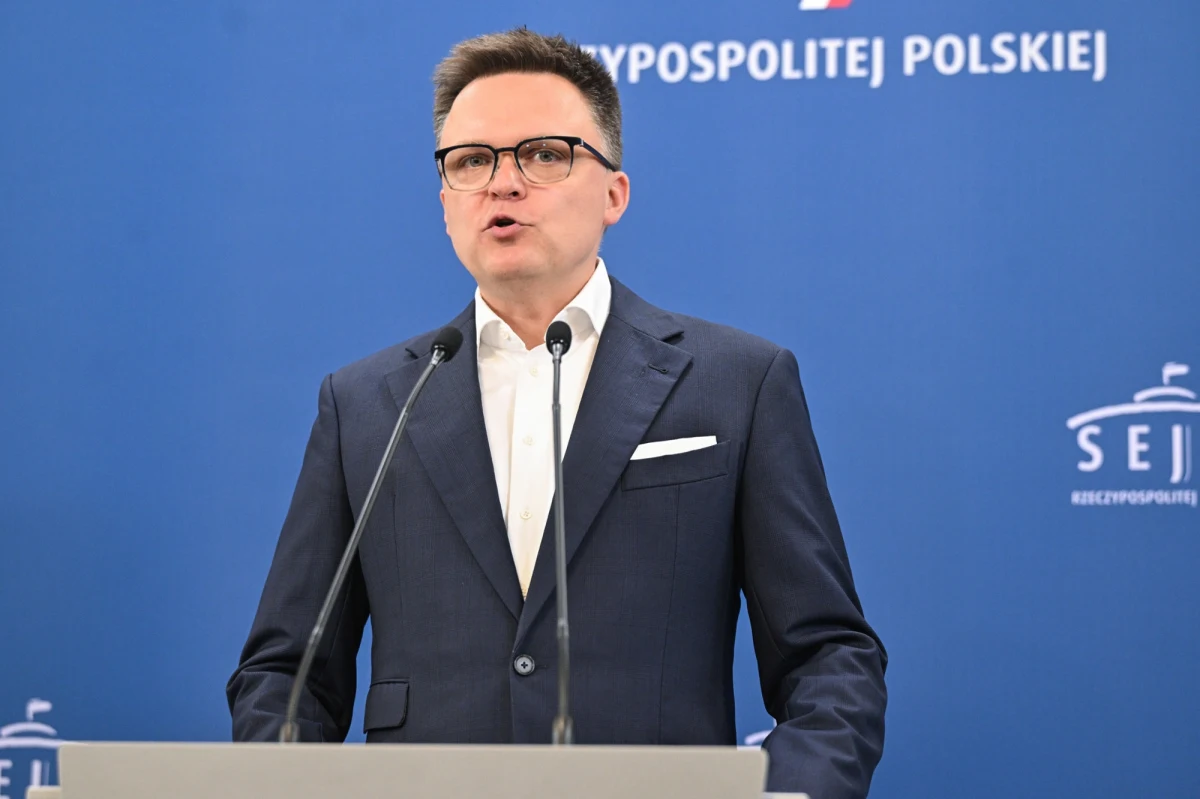Marszałek Sejmu Szymon Hołownia na poniedziałkowej konferencji prasowej w Sejmie RP uciął spekulację na temat zawarcia przez ugrupowanie, które reprezentuje, koalicji z Prawem i Sprawiedliwością. "Ani ja, ani Polska 2050 nie prowadzimy żadnych rozmów o jakiejkolwiek innej koalicji" - zapewnił. Przyznał jednocześnie, że miejsce spotkania z europosłem PiS Adamem Bielanem, które zaakceptował, było "błędem". Sprawę skomentował w Radiu RMF24 prof. Sławomir Sowiński, politolog z Uniwersytetu im. Stefana Wyszyńskiego. 