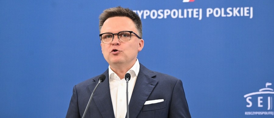 Marszałek Sejmu Szymon Hołownia na poniedziałkowej konferencji prasowej w Sejmie RP uciął spekulację na temat zawarcia przez ugrupowanie, które reprezentuje, koalicji z Prawem i Sprawiedliwością. "Ani ja, ani Polska 2050 nie prowadzimy żadnych rozmów o jakiejkolwiek innej koalicji" - zapewnił. Przyznał jednocześnie, że miejsce spotkania z europosłem PiS Adamem Bielanem, które zaakceptował, było "błędem". Sprawę skomentował w Radiu RMF24 prof. Sławomir Sowiński, politolog z Uniwersytetu im. Stefana Wyszyńskiego. 