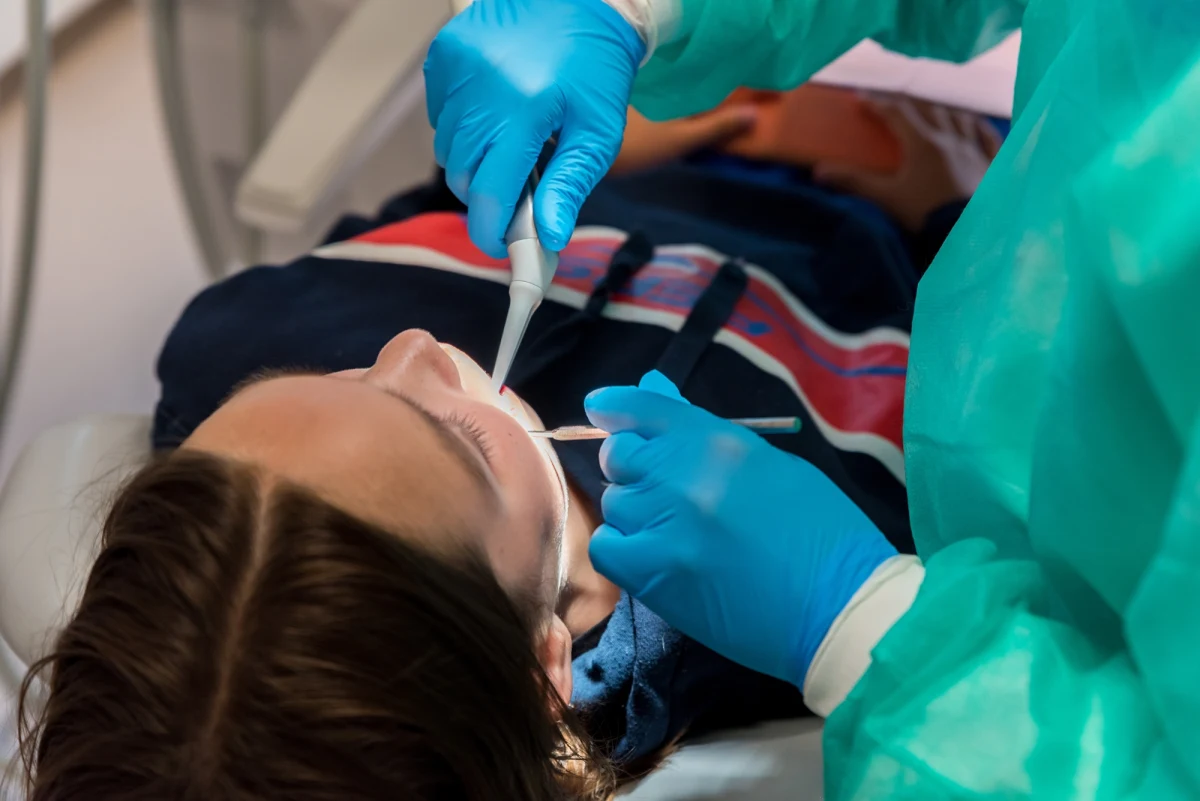 Policjanci z Nysy (Opolskie) przedstawili 1165 zarzutów wyłudzenia pieniędzy z NFZ 79-letniej stomatolożce. Kobieta nie przyznaje się do winy. Grozi jej do 12 lat więzienia.