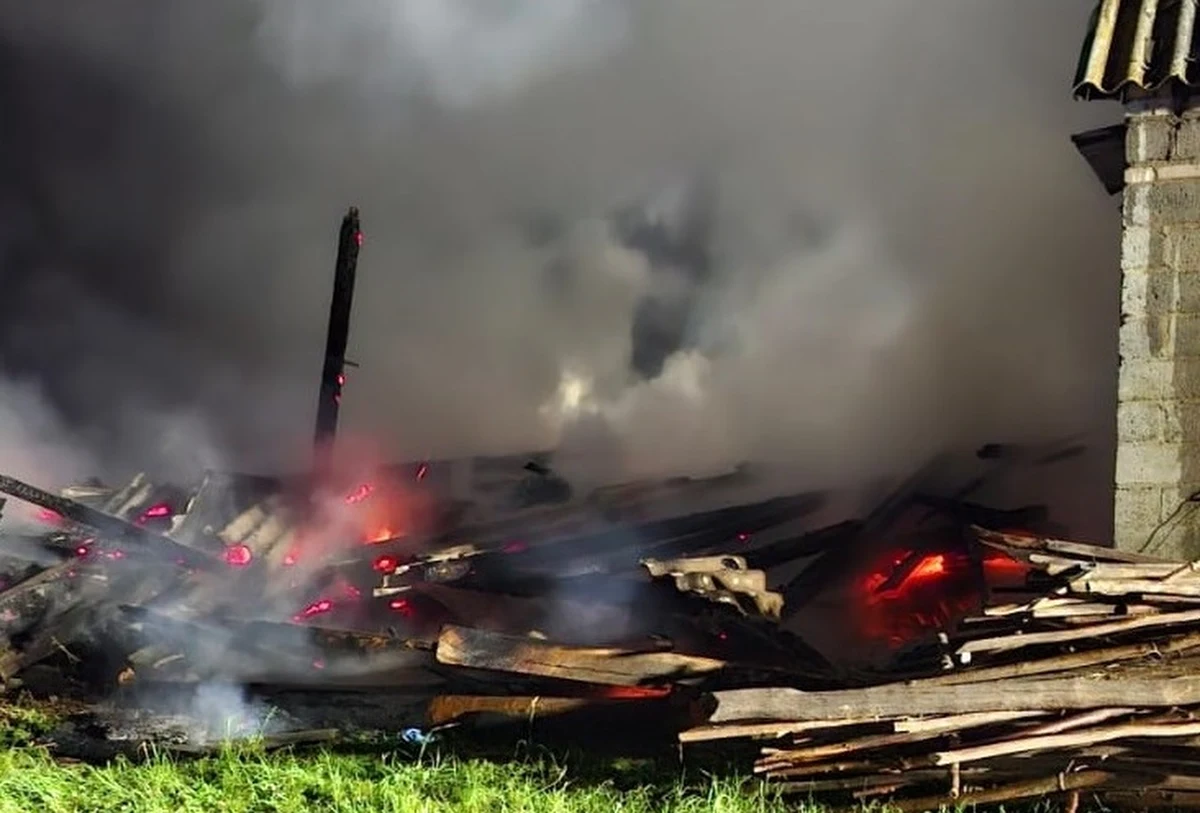 Wyszedł z zapalniczką z płonącej stodoły wprost w ręce policjantów. Mężczyzna miał podpalić zabudowania w miejscowości Terebiń w powiecie hrubieszowskim (Lubelskie). Już usłyszał zarzuty. 