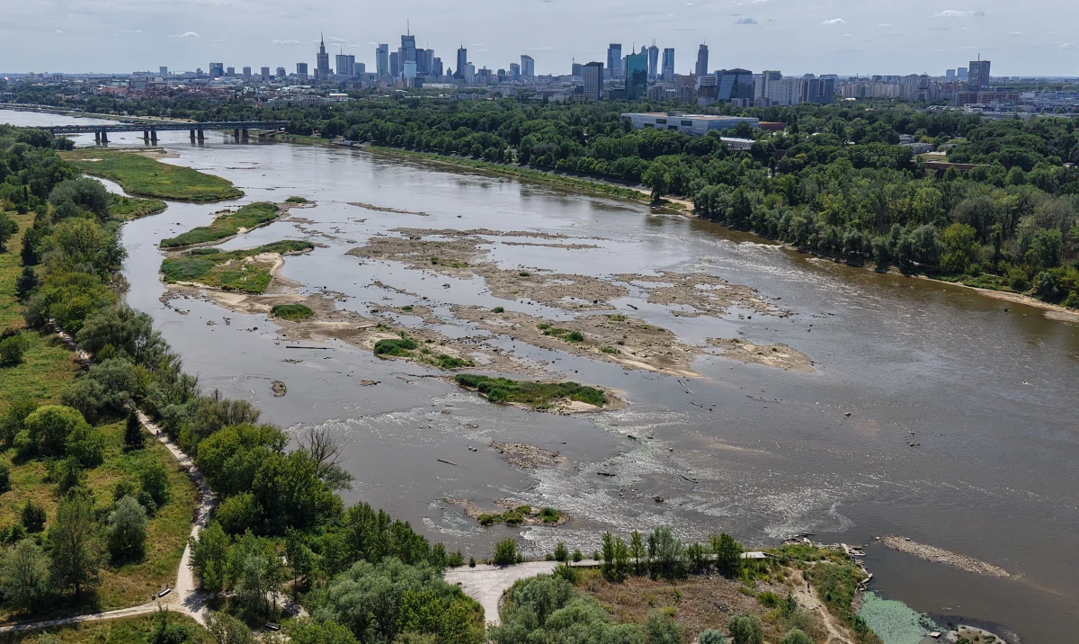 Rekordowo niski poziom Wisły w Warszawie. Na stacji Warszawa-Bulwary rzeka opadła do zaledwie 13 centymetrów - to mniej niż podczas historycznego minimum z września 2024 roku. Eksperci biją na alarm, a IMGW ostrzega: skutki suszy hydrologicznej odczuje nie tylko środowisko, ale też mieszkańcy Mazowsza.