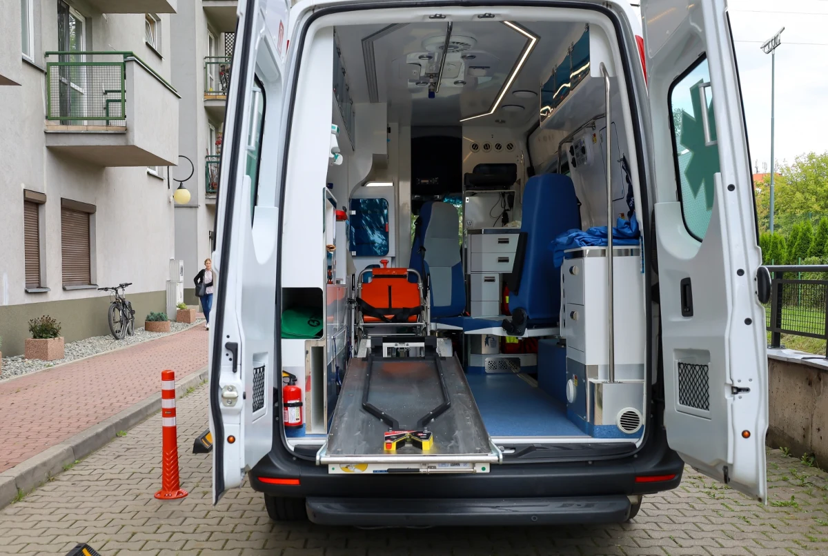 Niecodzienne urodziny w Wojkowicach w woj. śląskim. Dziecko przyszło tam na świat na parkingu. Rodząca kobieta miała powiedzieć ratownikom, że... nie wiedziała o ciąży. Poród zakończył się szczęśliwie.