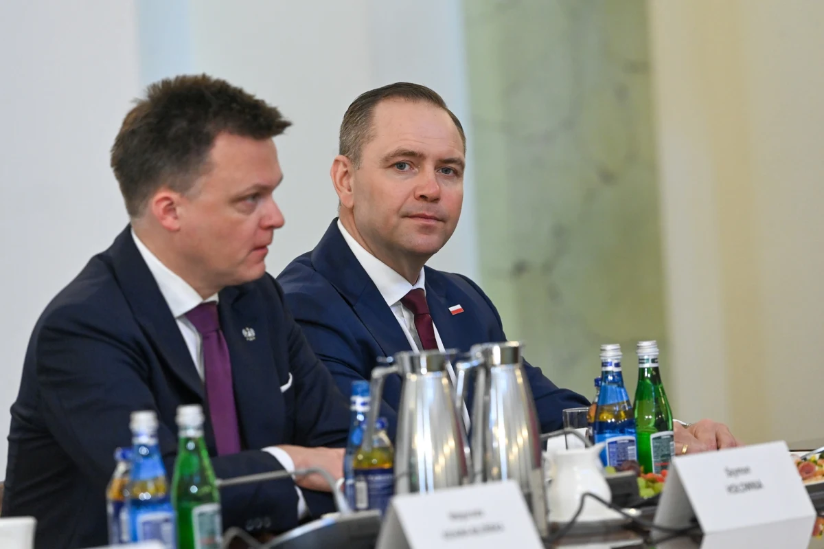 "Marszałek Sejmu Szymon Hołownia podpisał postanowienie ws. zwołania Zgromadzenia Narodowego w celu złożenia przysięgi przez nowo wybranego Prezydenta RP" - poinformowała w oficjalnym komunikacie w poniedziałek Kancelaria Sejmu.