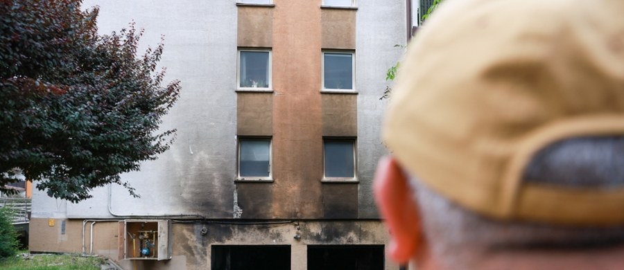 Prokuratura Okręgowa Warszawa-Praga przekazała nowe informacje w sprawie pożaru budynku wielorodzinnego w Ząbkach. Poinformowano, że dotychczas przesłuchano około 150 osób. Zaapelowano także do świadków o przekazanie prokuraturze nagrań i zdjęć. Śledztwo prowadzone jest w kierunku sprowadzenia zdarzenia zagrażającego życiu lub zdrowiu wielu osób albo mieniu w wielkich rozmiarach. 