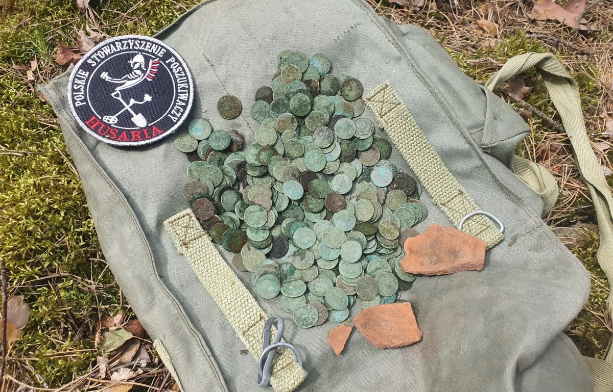 Podczas poszukiwań w rejonie, gdzie według lokalnych przekazów mogła przebiegać dawna droga, członkowie Polskiego Stowarzyszenia Poszukiwaczy "Husaria" natrafili na kolejne spektakularne znalezisko. Tym razem odkryli 442 szelągi Jana II Kazimierza Wazy, tzw. boratynki. Jak podkreślają znalazcy, tak dużej liczby tych monet w jednym miejscu nie znaleziono dotąd na terenie Mazowsza.