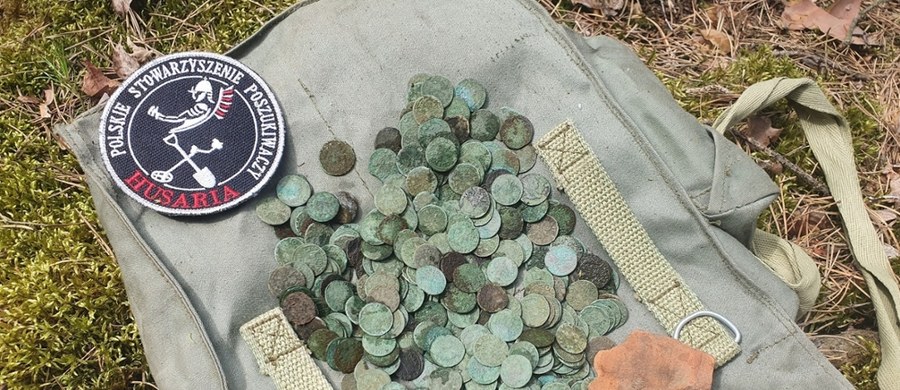 Podczas poszukiwań w rejonie, gdzie według lokalnych przekazów mogła przebiegać dawna droga, członkowie Polskiego Stowarzyszenia Poszukiwaczy "Husaria" natrafili na kolejne spektakularne znalezisko. Tym razem odkryli 442 szelągi Jana II Kazimierza Wazy, tzw. boratynki. Jak podkreślają znalazcy, tak dużej liczby tych monet w jednym miejscu nie znaleziono dotąd na terenie Mazowsza.