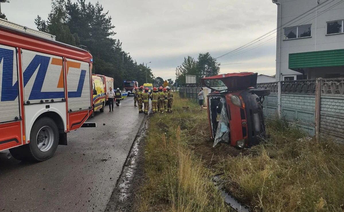 Dramatyczne sceny na drodze powiatowej w Krzepicach (woj. śląskie). Bus przewożący dziesięć osób przewrócił się na bok. Sześć osób trafiło do szpitala. Informację o zdarzeniu dostaliśmy na Gorącą Linię RMF FM.