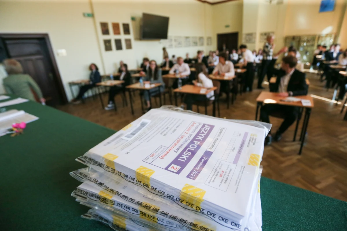 Osiemdziesiąt procent zdających, którzy przystąpili w tym roku do matury zdało egzamin - wynika z informacji Centralnej Komisji Egzaminacyjnej. Prawo do egzaminu poprawkowego w sierpniu ma 13 proc. maturzystów, którzy nie zdali tylko jednego egzaminu, najczęściej byłą to matematyka. Siedem procent maturzystów nie zdało egzaminu maturalnego z więcej niż jednego przedmiotu.