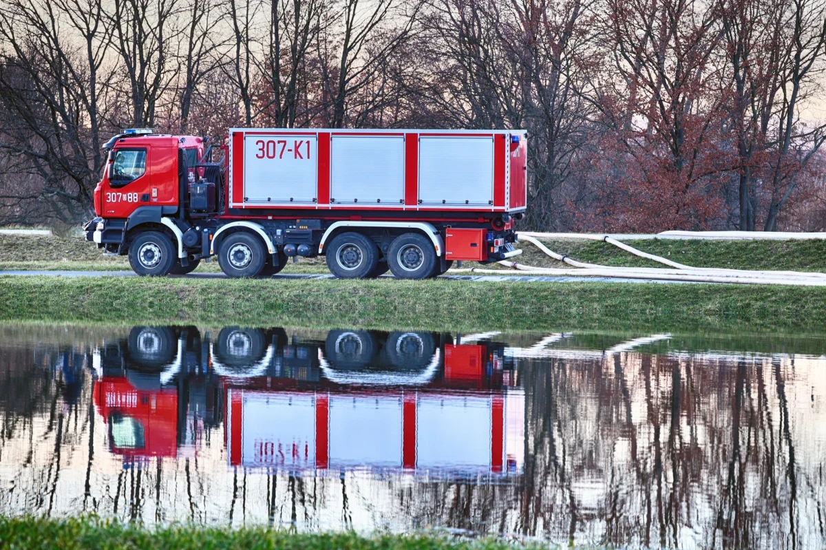 Rządowe Centrum Bezpieczeństwa rozesłało nowy alert w związku z intensywnym deszczem, który w najbliższych dniach ma przechodzić nad Polską. SMS-y z ostrzeżeniami trafiły do mieszkańców trzech dolnośląskich powiatów. 
