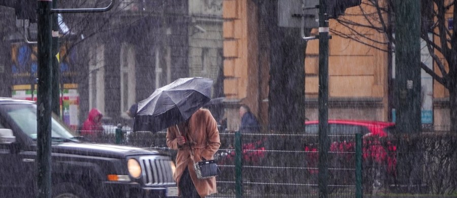 ​We wtorek nad Polskę przemieści się niż znad Bałkanów, który przyniesie ze sobą bardzo silne opady deszczu - wynika z prognozy pogody synoptyczki Instytutu Meteorologii i Gospodarki Wodnej Grażyny Dąbrowskiej. IMGW wydał alerty I, II i III stopnia dla centralnej i wschodniej części kraju. Przed nawalnymi deszczami ostrzega też Rządowe Centrum Bezpieczeństwa.