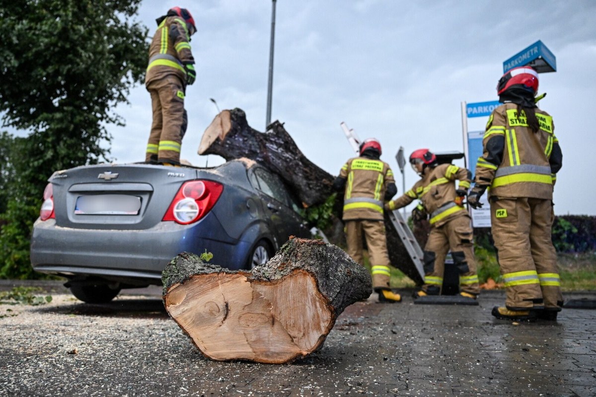 Ranni, podtopienia i setki uszkodzonych dachów. Burze i nawałnice nad Polską