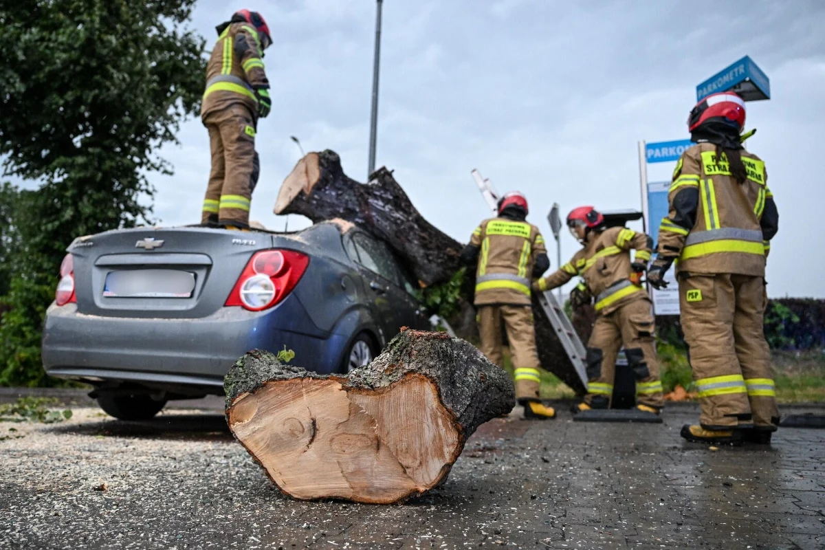 Cztery osoby poszkodowane. Ponad trzysta uszkodzonych dachów i ponad dwa tysiące strażackich interwencji. Taki jest wstępny bilans burz, silnego wiatru i intensywnych opadów deszczu, które od wczoraj przechodzą nad Polską.