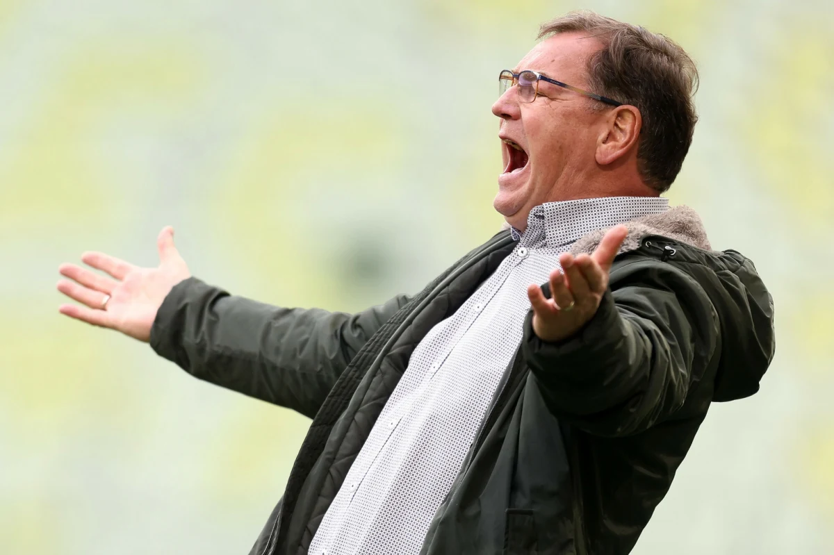 Nowym selekcjonerem reprezentacji Polski ma zostać Jan Urban. Na znanego polskiego trenera wskazuje Roman Kołtoń, gospodarz kanału "Prawda Futbolu". W serwisie X napisał, że prezes PZPN Cezary Kulesza już "konkretnie rozmawia z Janem Urbanem". Tematem mają być "cele, kontrakt i sztab". Polska kadra nie ma selekcjonera od miesiąca.