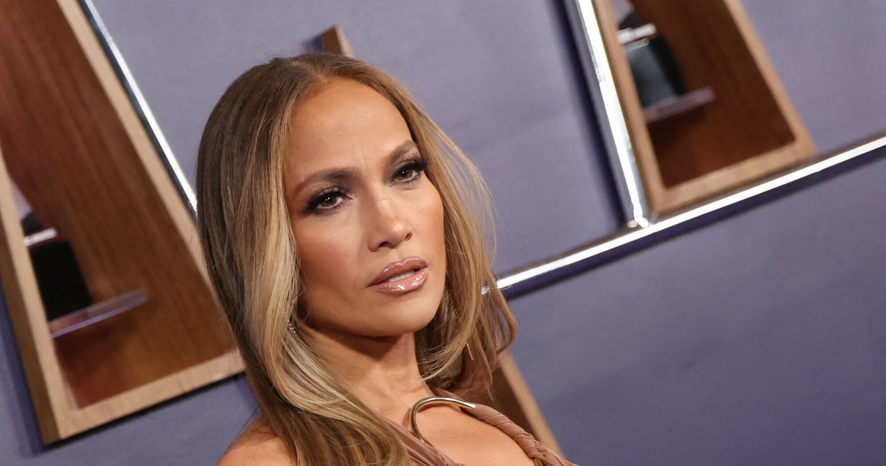 J. Lo znów zachwyca perfekcyjną sylwetką. Czarna stylizacja podkreśliła kształty wiadomości,aktualności,Interia J. Lo znów zachwyca perfekcyjną sylwetką. Czarna stylizacja podkreśliła kształty