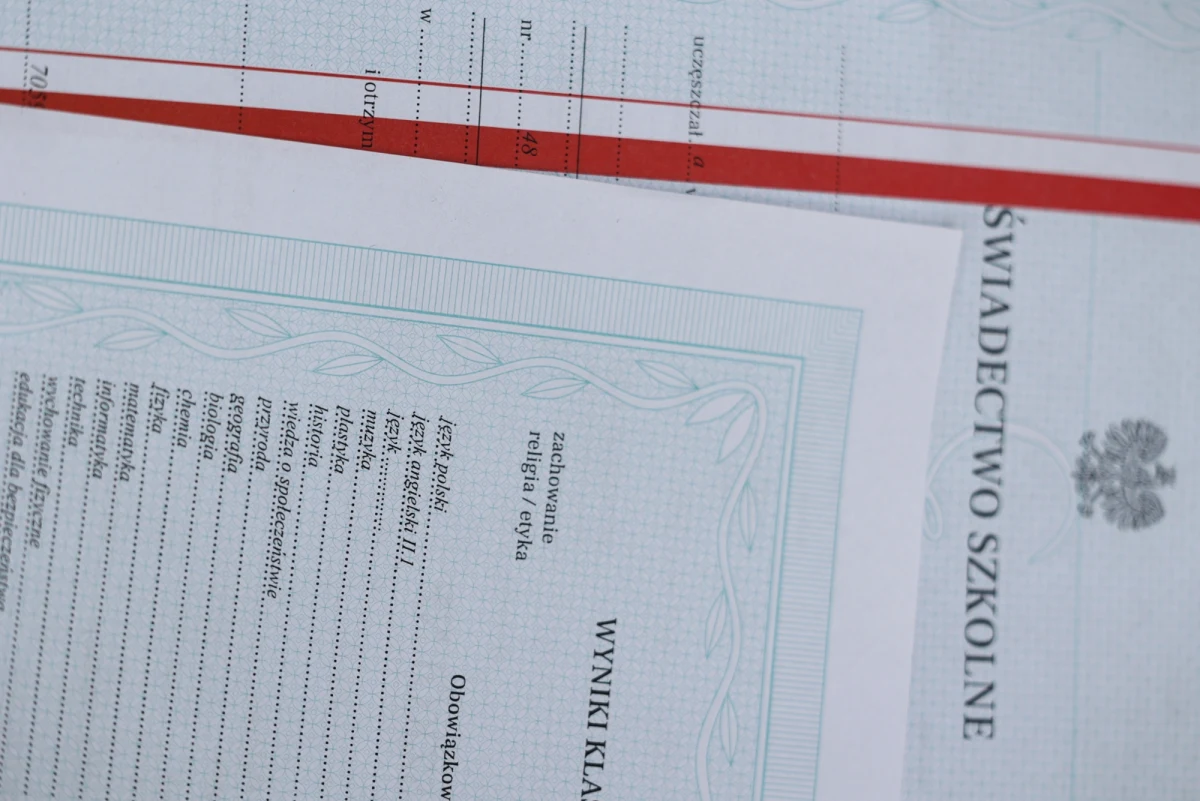 Brak jednej litery na świadectwie komplikuje sytuację tysięcy uczniów, którzy mają już wakacje, a będą musieli jeszcze raz wrócić do szkoły. Tylko po to, by znów odebrać dokument.