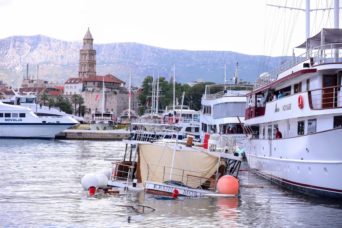 Split, perła chorwackiego wybrzeża, obudził się w rzeczywistości rodem z filmu katastroficznego. Gwałtowna burza, która przetoczyła się nad miastem, pozostawiła po sobie spustoszenie – wyrwane drzewa, zerwane dachy, zalane ulice i chaos komunikacyjny. Lokalni dziennikarze nie mają wątpliwości: takiej nawałnicy w Splicie nie widziano od lat.
