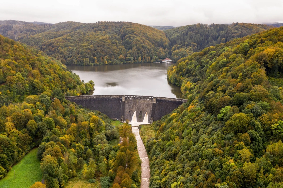 Zarządca tamy w Lubachowie na Dolnym Śląsku podjął decyzję o zwiększeniu zrzutu wody ze zbiornika, który chroni okolicę przed powodzią - relacjonuje Martyna Czerwińska, reporterka RMF FM. Według synoptyków w okolicach Dzierżoniowa może spaść nawet 70 mm wody. Obowiązuje tam 2. stopień ostrzeżenia przed opadami. 