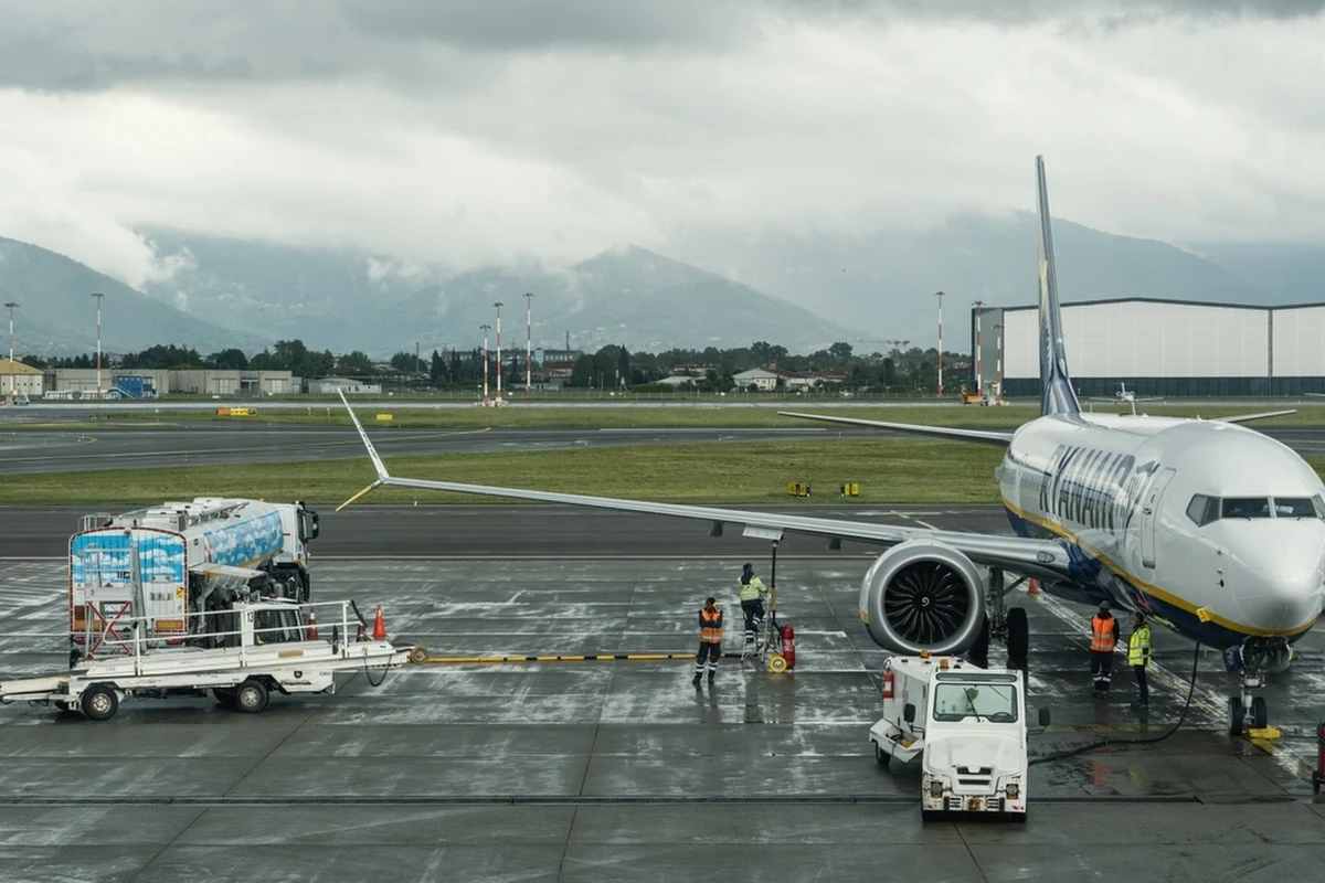 Lotnisko w Bergamo (Włochy, Lombardia), obsługujące tanie połączenia lotnicze z i do Mediolanu, zostało we wtorek tymczasowo zamknięte po śmiertelnym wypadku na płycie lotniska. Zginął tam mężczyzna, który – jak podkreślają służby – nie był ani pasażerem, ani pracownikiem portu lotniczego. Do tragedii doszło, gdy ofiara została wciągnięta przez silnik samolotu przygotowującego się do startu.