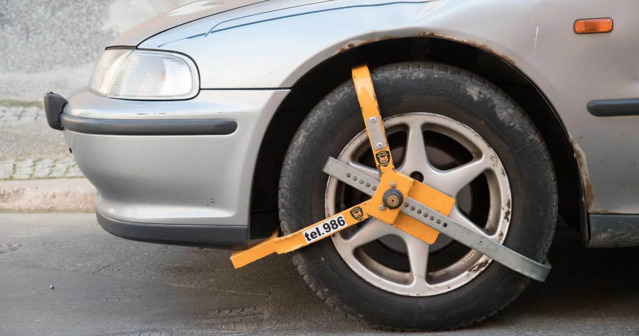 Straż miejska założyła blokadę na koło. Co teraz?