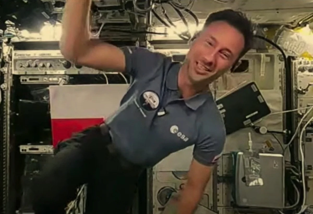 Astronauta Sławosz Uznański-Wiśniewski, odpowiadając na pytania uczniów podczas łączenia z Warszawą powiedział, że smak w stanie nieważkości nie jest tak wyostrzony jak na Ziemi. W trakcie transmisji pokazał także dzieciom "klucz do kosmosu" i zachęcał do nauki lutowania.