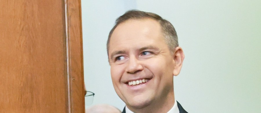 W zakresie siedmiu wątków przejęcia kawalerki Jerzego Ż. przez prezydenta elekta Karola Nawrockiego i jego małżonkę prokuratura odmówiła wszczęcia śledztwa. Nie zostanie zbadany m.in. wątek doprowadzenia gminy do niekorzystnego rozporządzenia mieniem i "wyłudzenia poświadczenia nieprawdy w akcie notarialnym z 24 stycznia 2012 roku. poprzez podstępne wprowadzenie notariusza w błąd co do zapłacenia przez kupujących 120 tys. zł za sprzedaż mieszkania". Jak swoją decyzję uzasadnili śledczy?