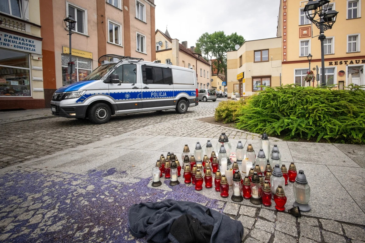 Na 3 miesiące został aresztowany 29-letni Kolumbijczyk, który w poniedziałek usłyszał zarzut zabójstwa 41-letniego Polaka w miejscowości Nowe koło Świecia. Sąd podjął również decyzje ws. tymczasowego aresztu dla 10 z 12 osób, które odpowiedzą za udział w bójce. W tej grupie są Kolumbijczycy i Polacy.