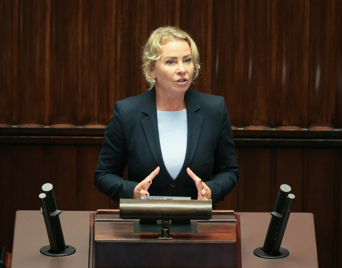 Izabela Bodnar, była kandydatka na prezydenta Wrocławia, odchodzi z Polski 2050 założonej przez Szymona Hołownię. "Szanowni Państwo, dziś złożyłam rezygnację z członkostwa w partii Polska 2050 oraz w klubie parlamentarnym (...). Polityka prowadzona przez liderów Polski 2050, stoi w dużej rozbieżności z wartościami, jakie mi przyświecają, z jakimi szliśmy do wyborów. Opiera się ona, w moim odczuciu, na z natury błędnej strategii" - podała w opublikowanym we wtorek po południu komunikacie. 