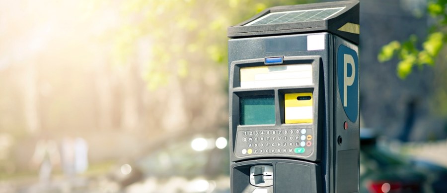 Zarząd Transportu Metropolitalnego zakończył montaż na terenie Górnośląsko-Zagłębiowskiej Metropolii 132 nowych solarnych biletomatów. Z urządzeń rozmieszczonych w 41 gminach GZM można już korzystać - podał we wtorek ZTM.