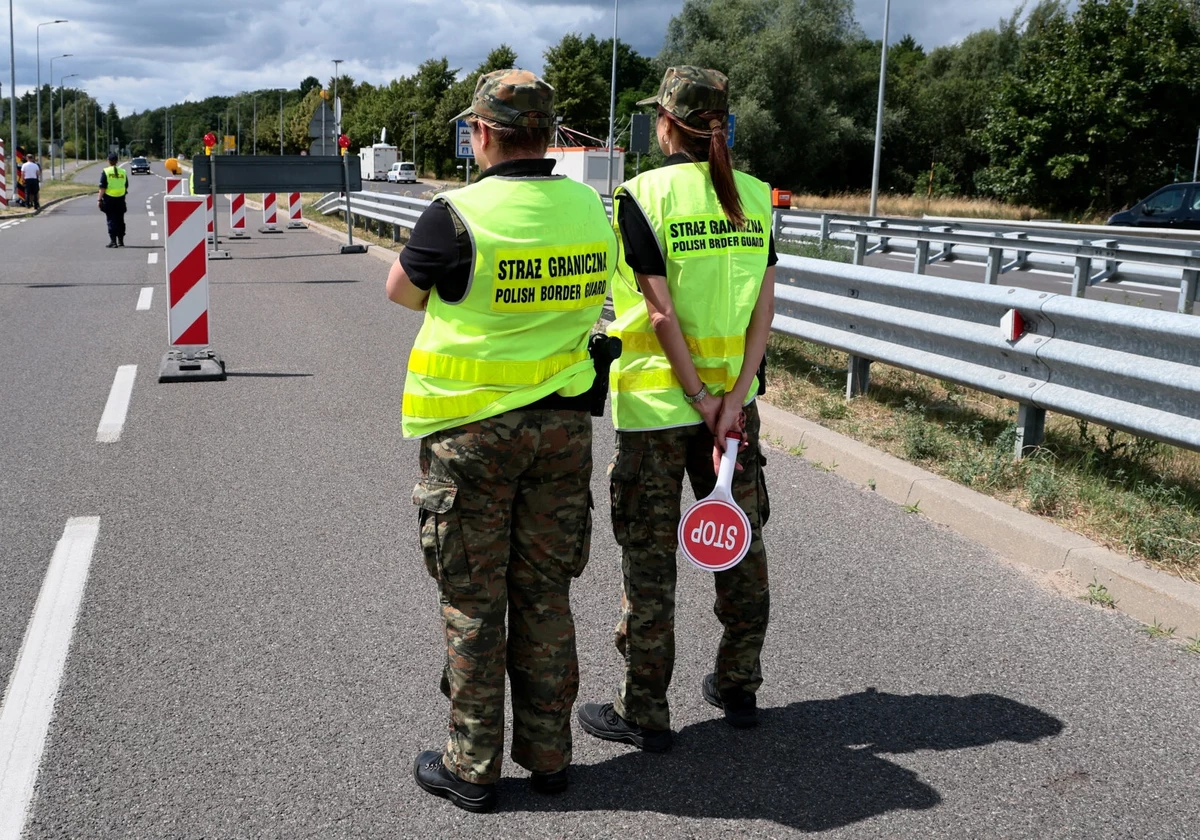 Znieważenie funkcjonariuszy straży granicznej, podszywanie się pod nich czy utrudnianie im czynności - do takich incydentów ma dochodzić na granicy polsko-niemieckiej, o czym poinformował we wtorek rzecznik rządu Adam Szłapka. Według niego mają się tego dopuszczać osoby przynależące do tzw. grup obywatelskich. "Patrole" od pewnego czasu mają prowadzić m.in. osoby z Ruchu Obrony Granic pod egidą Roberta Bąkiewicza. Szłapka wspomniał o pierwszych zawiadomieniach do prokuratury. 