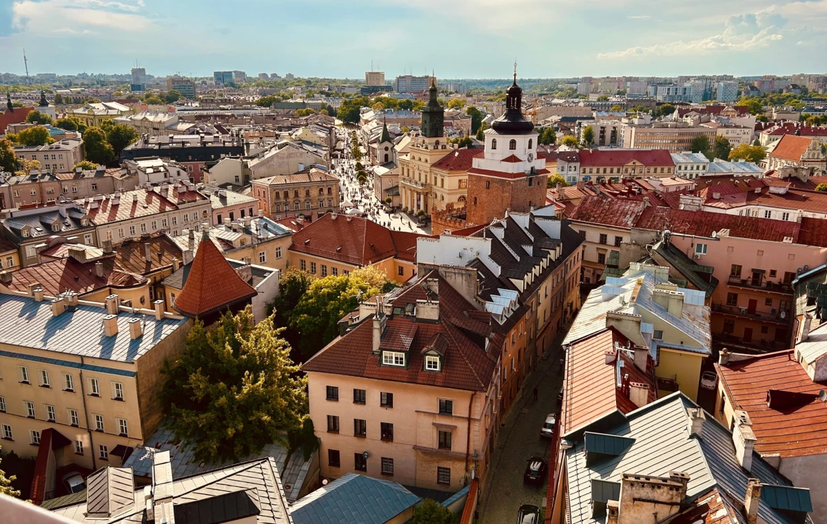 Lublin dynamicznie zyskuje na popularności jako turystyczny hit Polski Wschodniej. W te wakacje miasto może odwiedzić nawet 700 tys. osób, w tym coraz więcej gości z zagranicy - przede wszystkim z Wielkiej Brytanii i Niemiec.