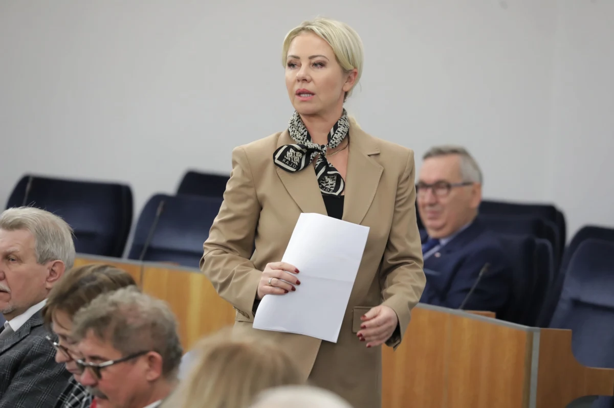 "Izabela (Bodnar) dostała jasny sygnał: wyczyszczenie wątpliwości wokół jej rodzinnej działalności biznesowej albo koniec kariery w Polsce 2050. Wybrała koniec kariery w Polsce 2050" - napisała Polska 2050. To reakcja na decyzję byłej kandydatki na prezydenta Wrocławia, która poinformowała o odejściu z ugrupowania założonego przez Szymona Hołownię.