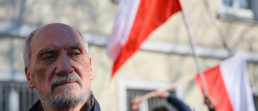 Sejm ma poważny problem z wnioskiem o uchylenie immunitetu poselskiego Antoniego Macierewicza. Według prawników skierowany przez prokuratora generalnego Adama Bodnara wniosek nie może być rozpatrzony nawet przez powołaną do tego sejmową komisję. Dziennikarz RMF FM rozmawiał z jej szefem, Jarosławem Urbaniakiem. Co uniemożliwia decyzję ws. immunitetu byłego szefa MON?