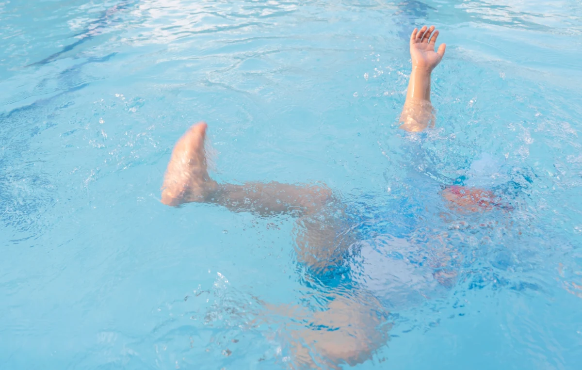 Na basenie w Ostrowcu Świętokrzyskim rozegrały się dramatyczne sceny. 9-letni Aleksander zauważył tonącego chłopca i bez wahania ruszył na pomoc. Dzięki jego błyskawicznej reakcji i odwadze dziecko zostało uratowane.