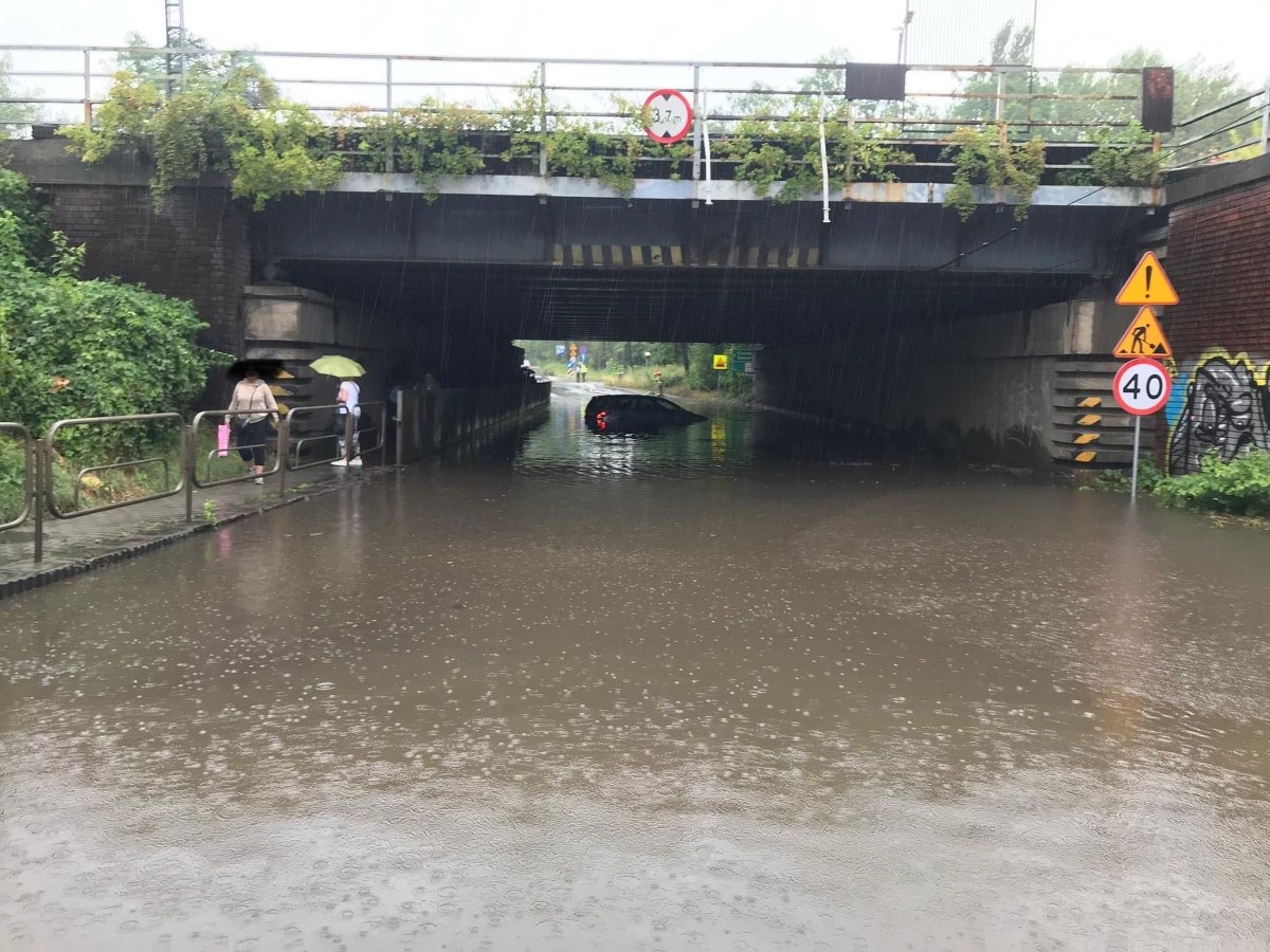 Uważajcie! Groźne nawałnice przechodzą przez Polskę [RELACJA NA ŻYWO]