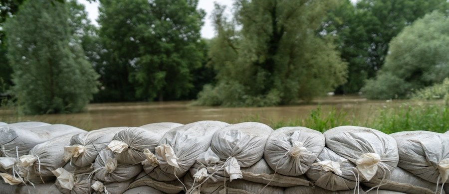 Od wtorkowego popołudnia w powiecie cieszyńskim (województwo śląskie) obowiązuje pogotowie przeciwpowodziowe. Decyzję w tej sprawie wydała starosta Janina Żagan. Zaapelowała też do mieszkańców o to, by działać razem i wzajemnie troszczyć się o siebie. 