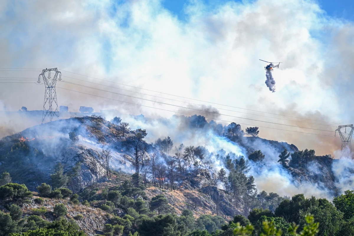 Francuscy strażacy opanowali pożar lasu, który wybuchł w okolicach Marsylii. Ogień nie został jeszcze ugaszony. Pożar objął obszar o powierzchni 700 hektarów. Zamknięte zostało pobliskie lotnisko. 