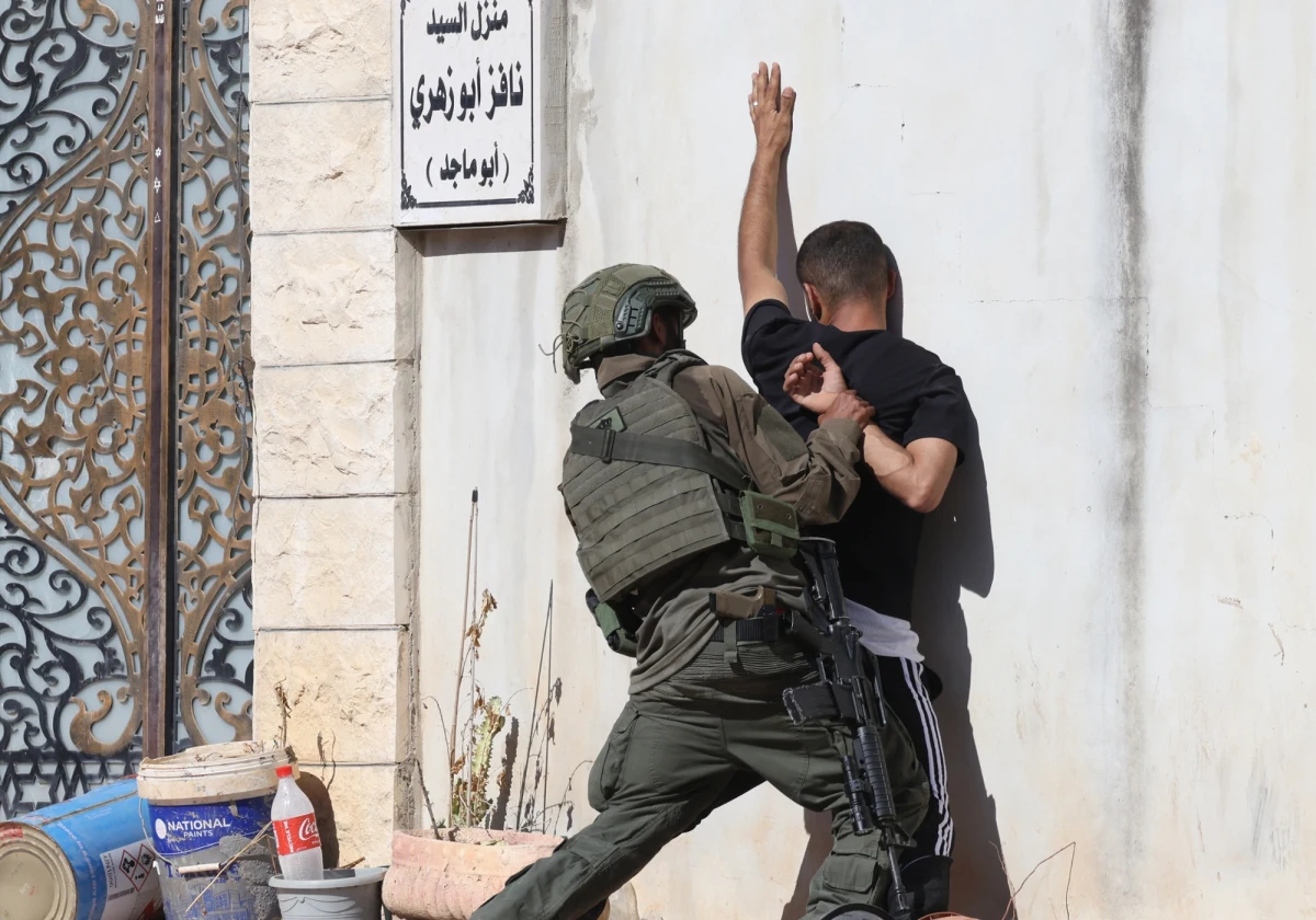 W Izraelu zatrzymano ponad 20 osób podejrzanych o kradzież broni z baz wojskowych. Policja poinformowała, że skradziona broń była użyta w ponad 50 próbach zabójstw.